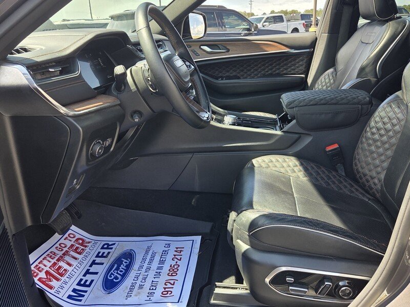 Used 2023 Jeep Grand Cherokee L Summit w/ Advanced Protech Group IV AWD/4WD image 5