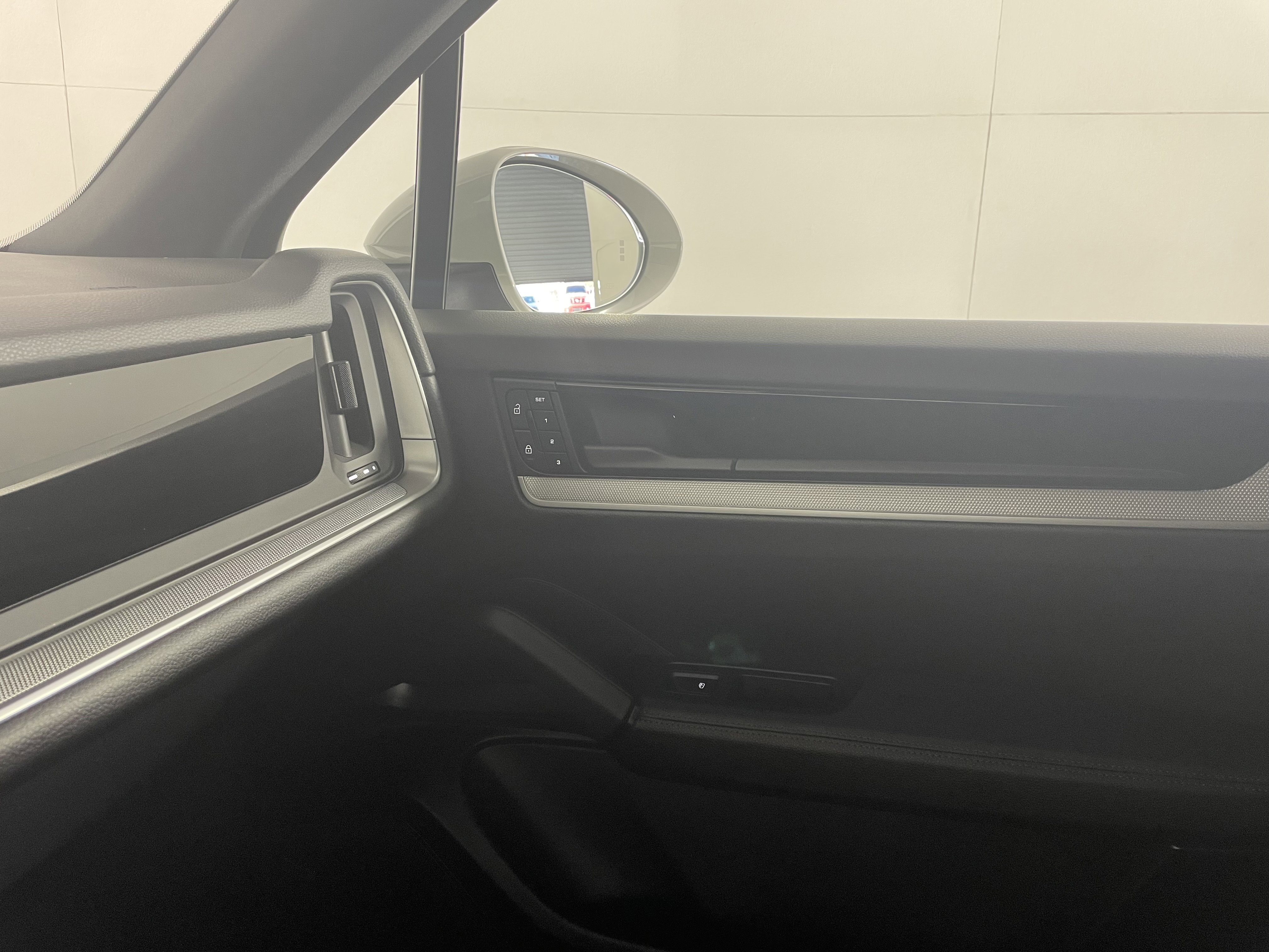 Used 2025 Porsche Cayenne image 14