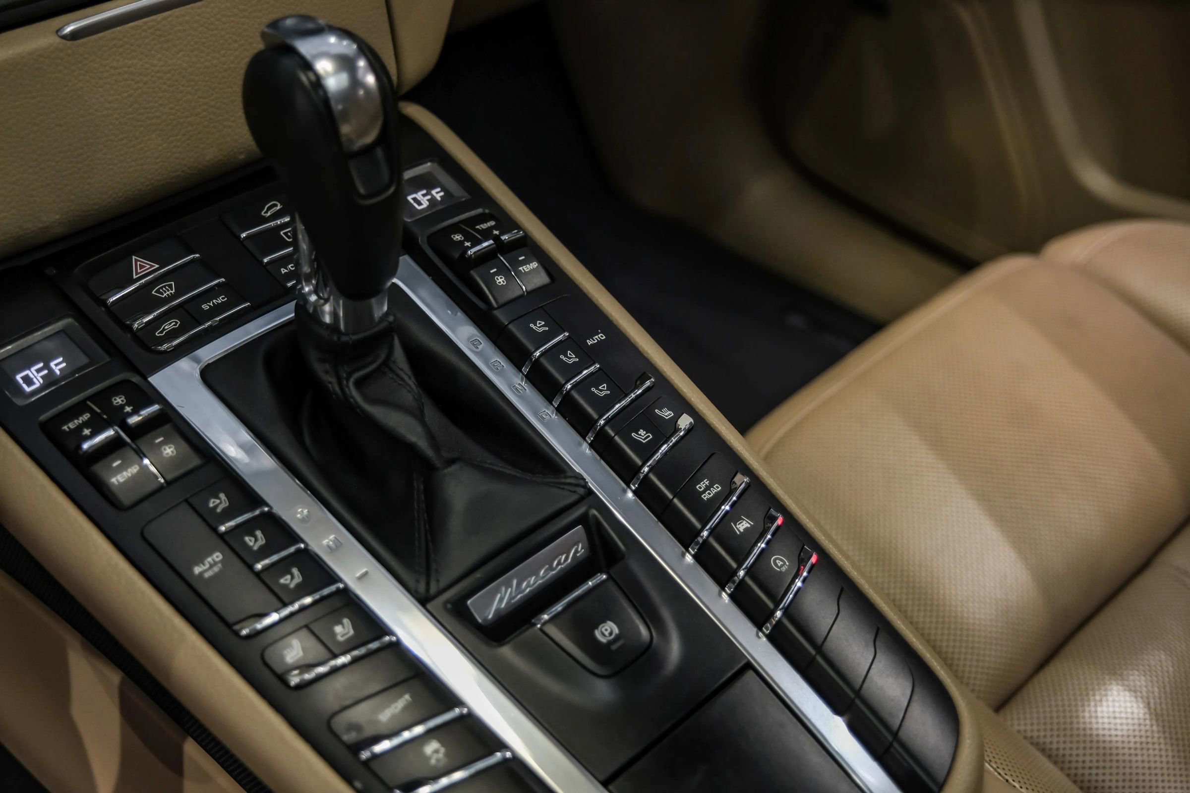 Used 2018 Porsche Macan AWD/4WD image 22