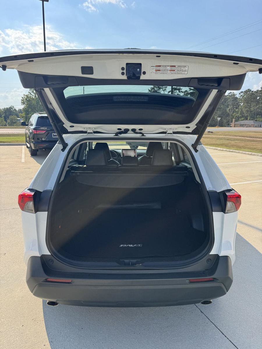Used 2020 Toyota RAV4 XLE Premium FWD image 9