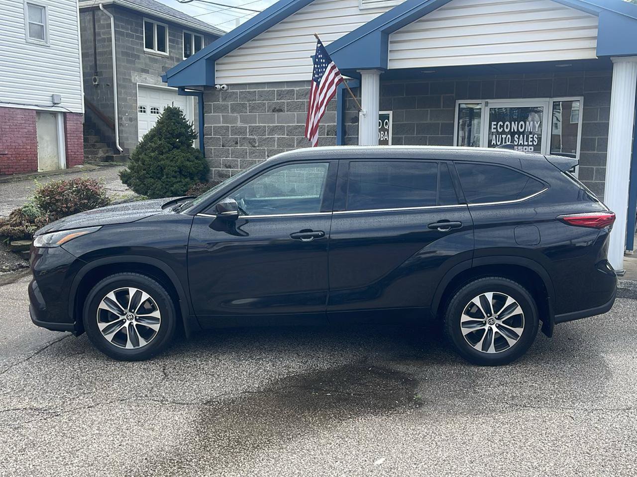 Used 2022 Toyota Highlander XLE AWD/4WD image 6