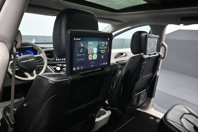 Used 2019 Chrysler Pacifica Limited FWD image 16