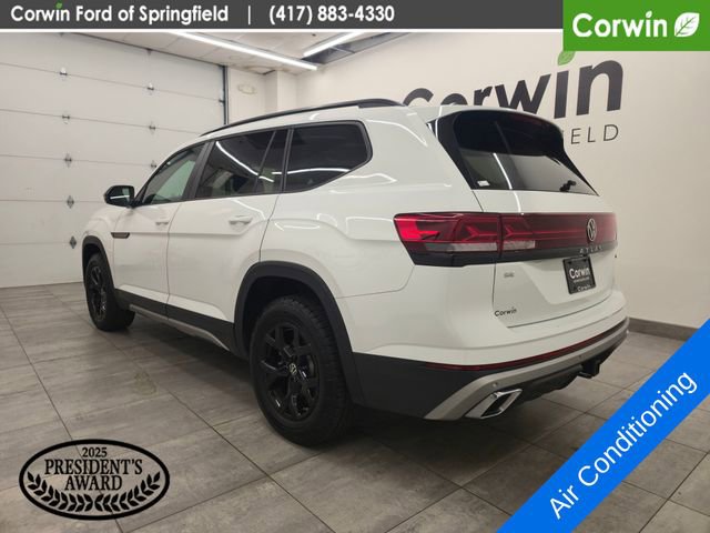Used 2024 Volkswagen Atlas Peak Edition SE AWD/4WD image 3