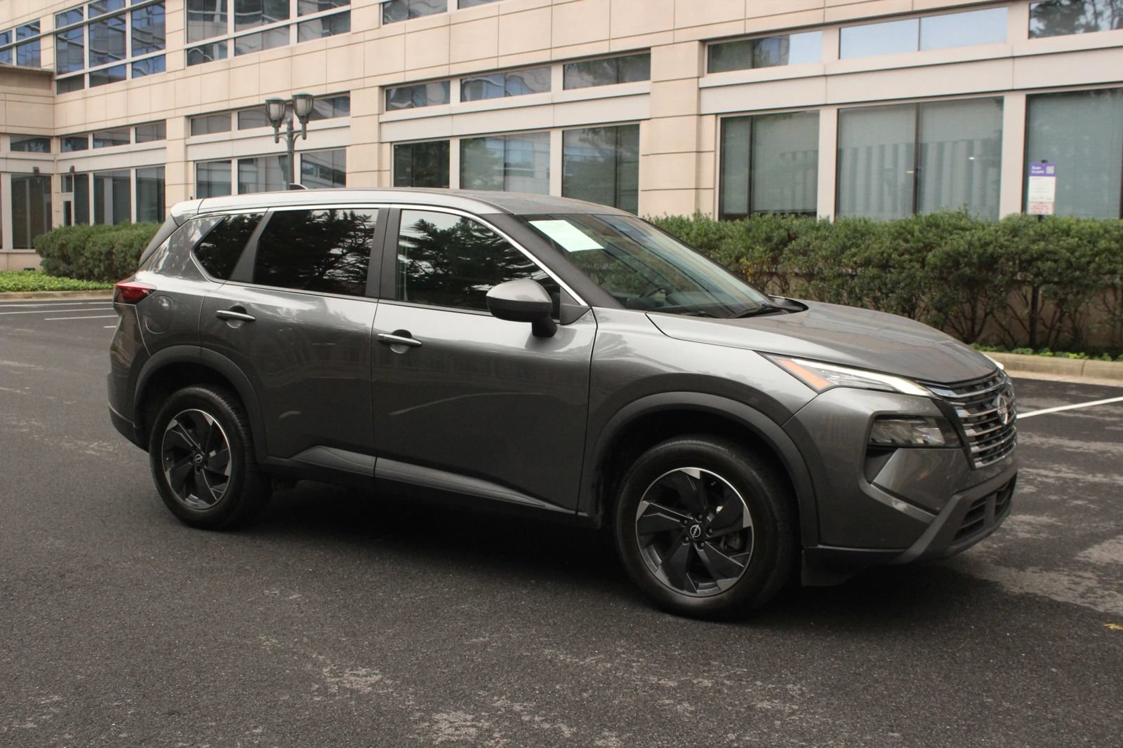 Used 2025 Nissan Rogue SV AWD/4WD image 2