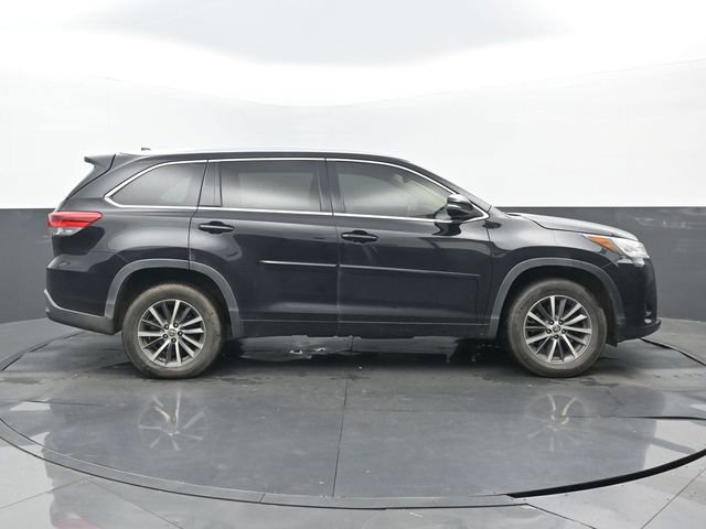 Used 2017 Toyota Highlander XLE FWD image 2