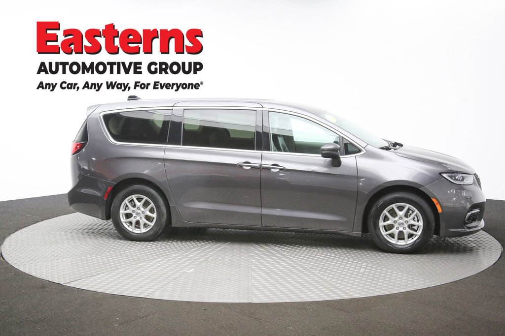 Used 2023 Chrysler Pacifica Touring-L image 45