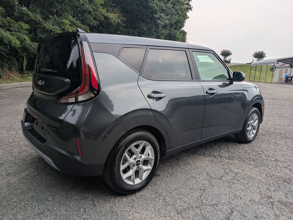Used 2025 Kia Soul LX w/ LX Technology Package FWD image 4