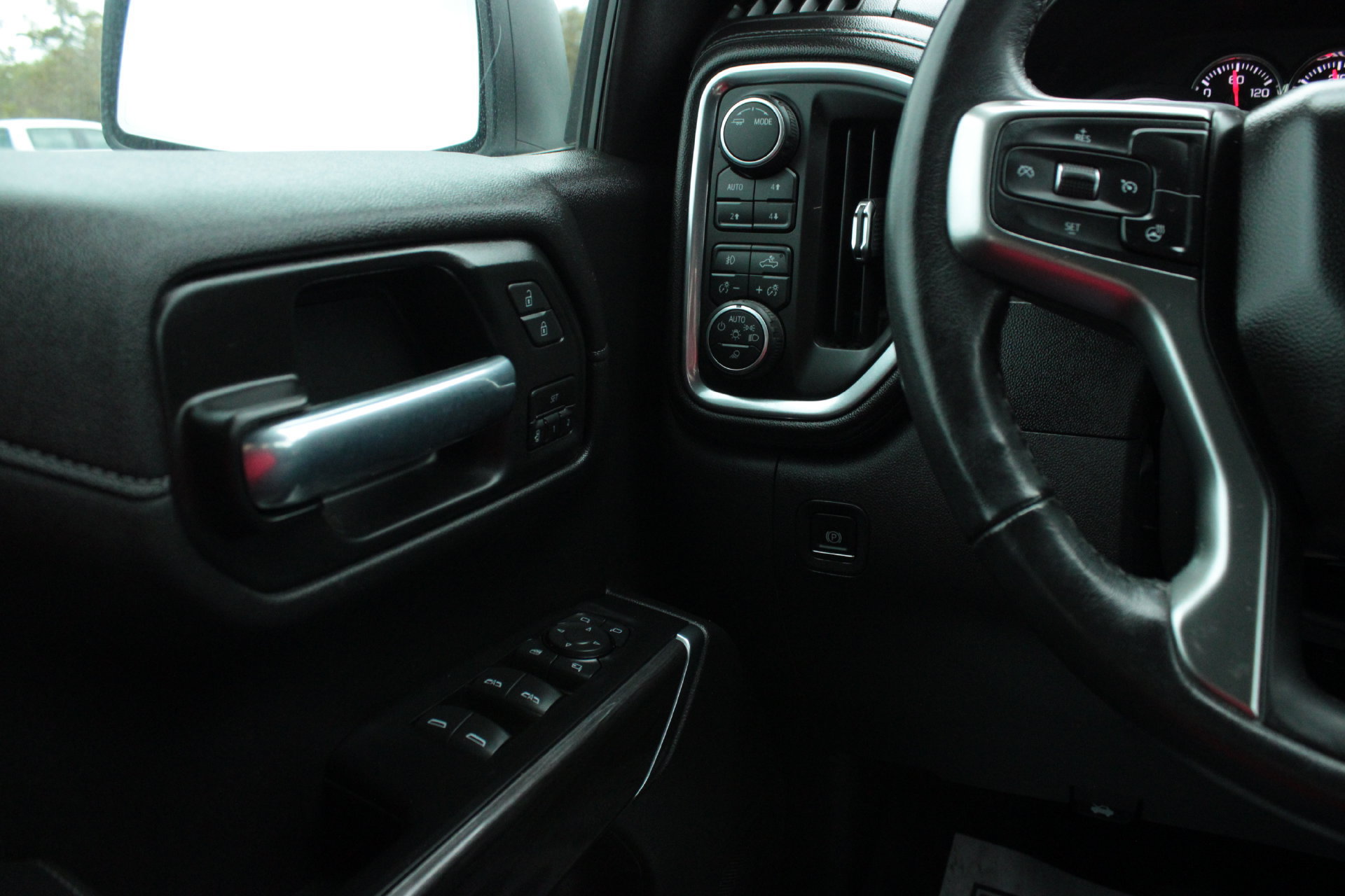 Used 2020 Chevrolet Silverado 1500 LTZ AWD/4WD image 27