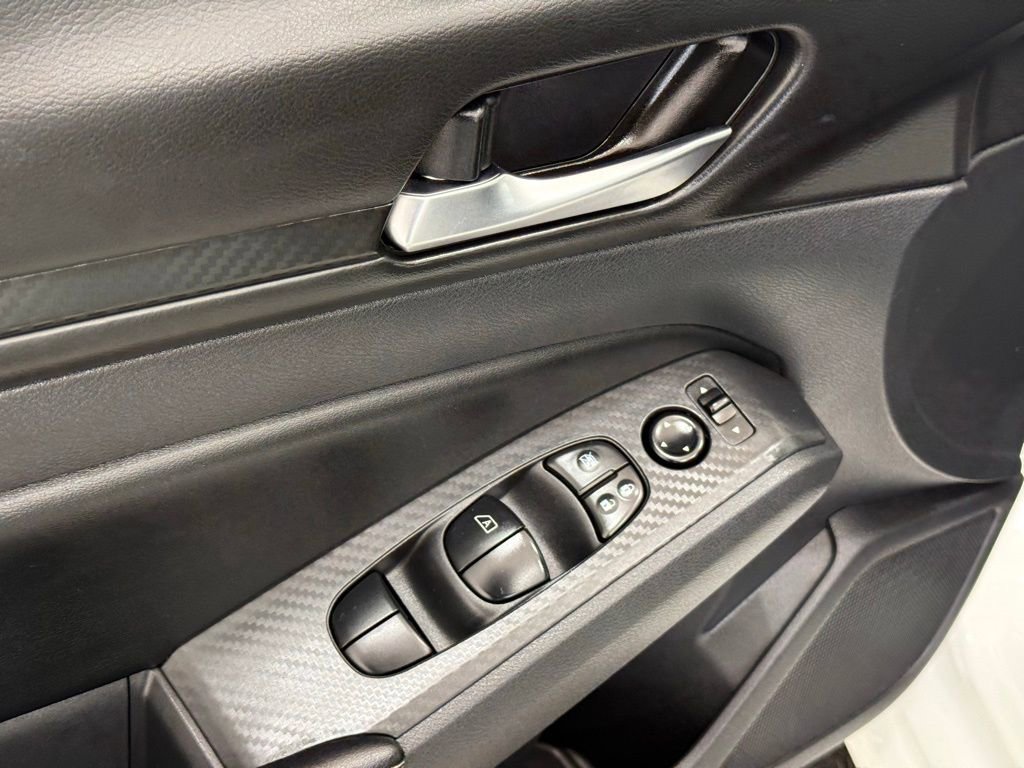 Used 2025 Nissan Altima 2.5 SV FWD image 14