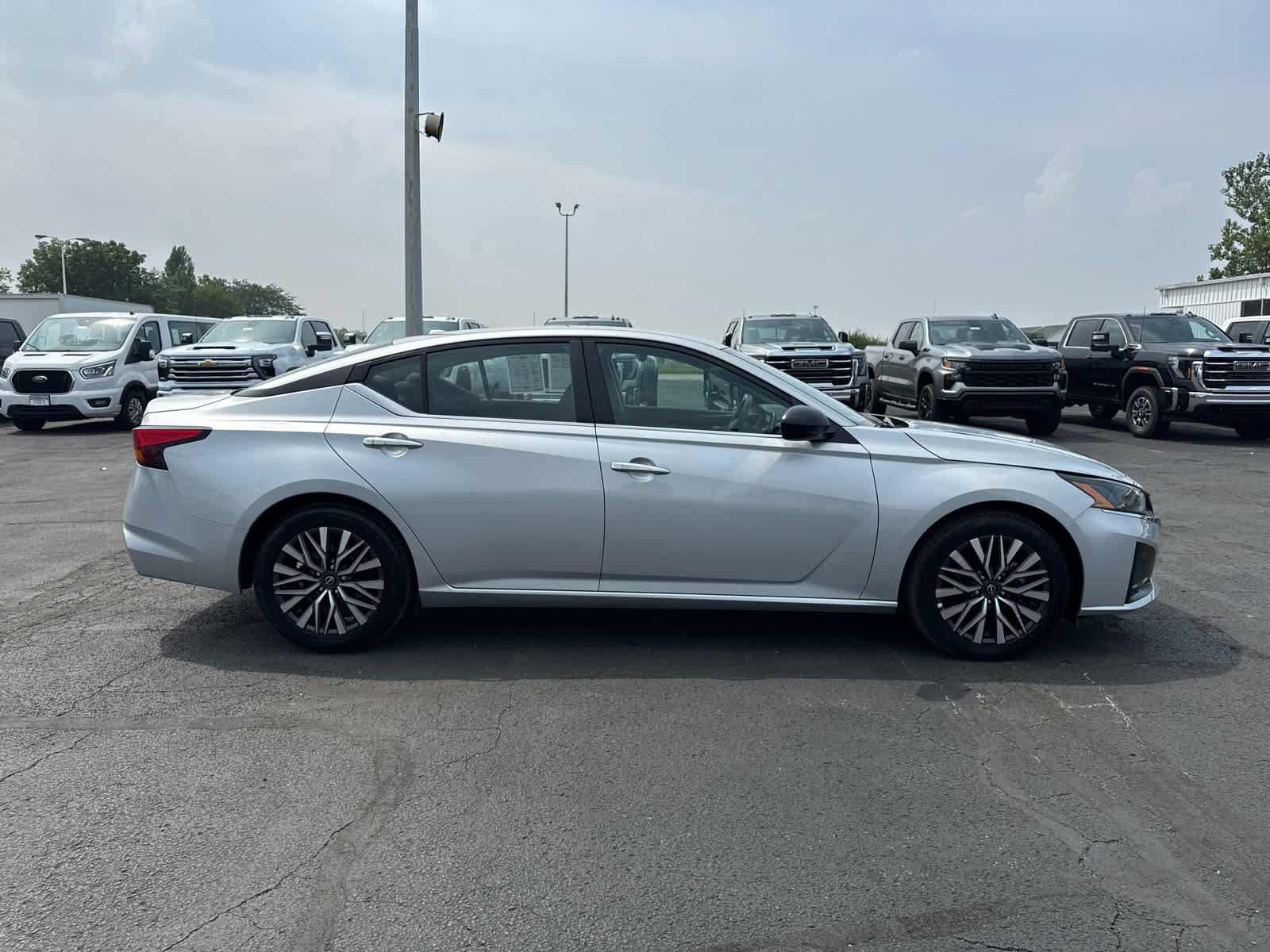 Used 2025 Nissan Altima 2.5 SV FWD image 6