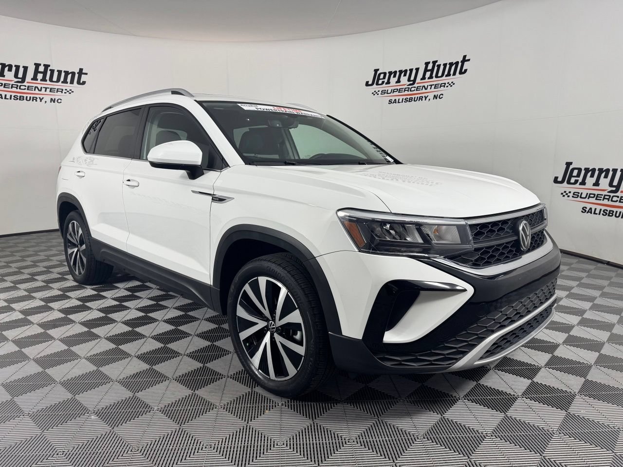 Used 2023 Volkswagen Taos SE w/ Panoramic Sunroof Package AWD/4WD image 5