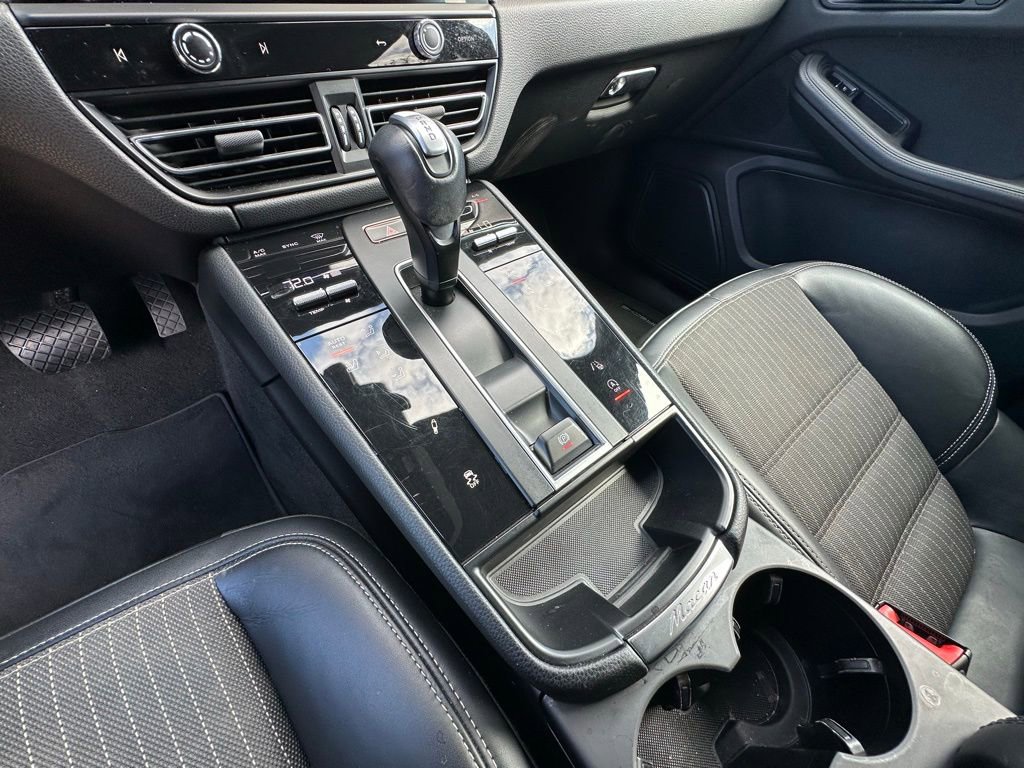 Certified 2023 Porsche Macan Turbo AWD/4WD image 28