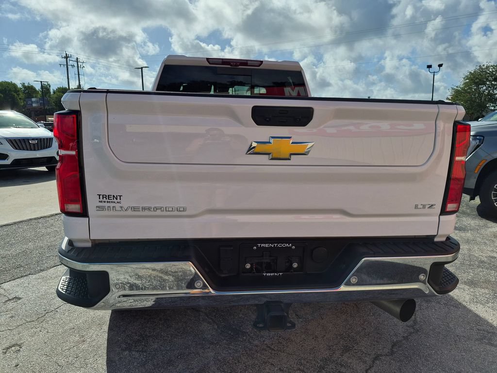 Used 2025 Chevrolet Silverado 2500 LTZ w/ LTZ Convenience Package AWD/4WD image 3
