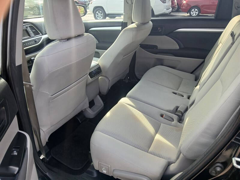 Used 2016 Toyota Highlander LE AWD/4WD image 11