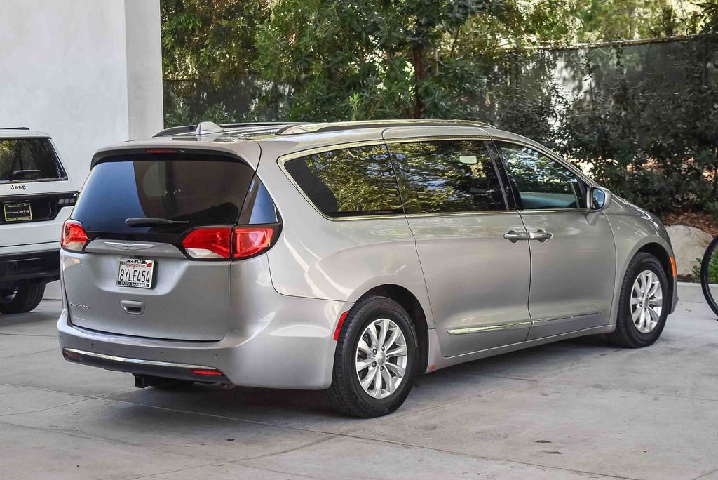 Used 2018 Chrysler Pacifica Touring-L image 6
