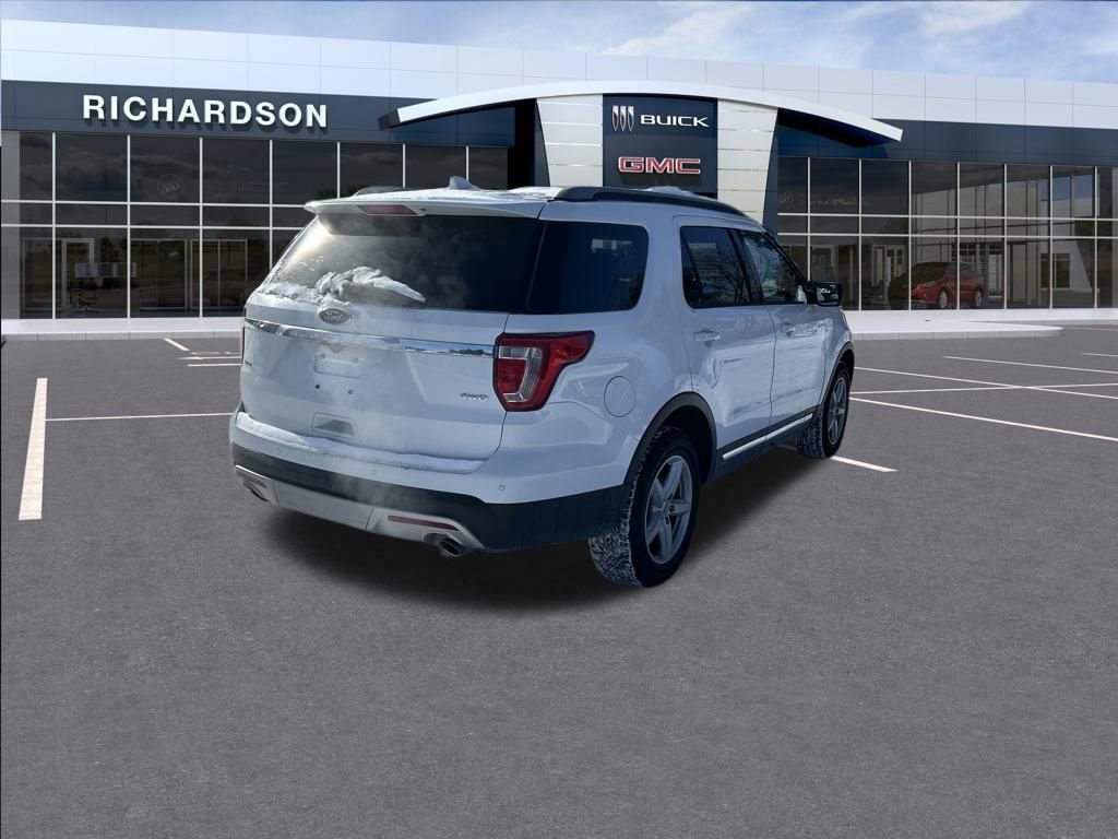 Used 2017 Ford Explorer XLT w/ Equipment Group 202A image 5