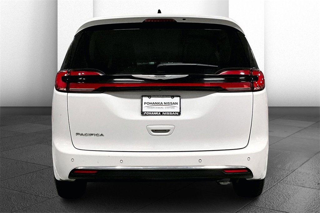 Used 2024 Chrysler Pacifica Touring-L image 3