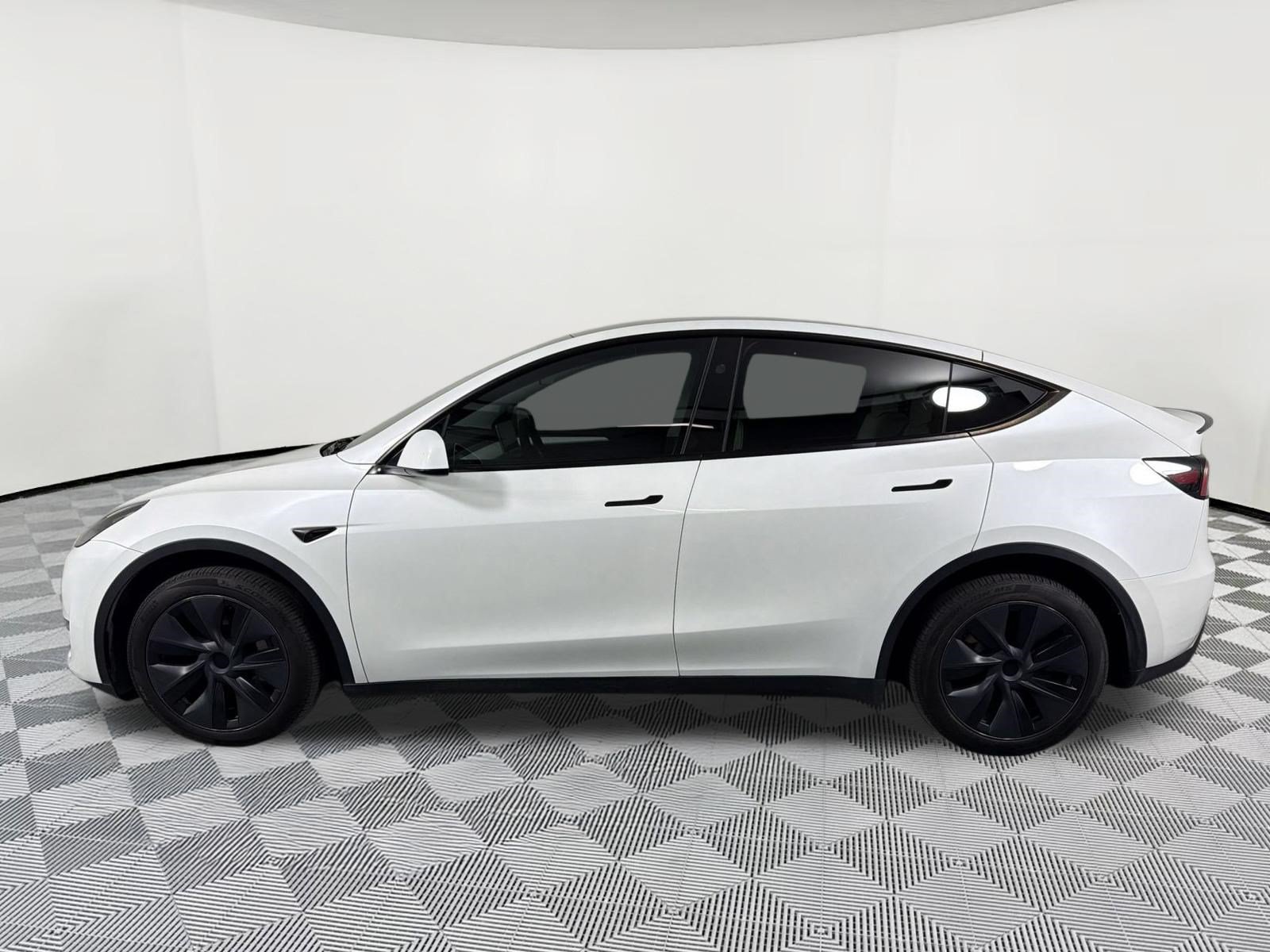 Used 2024 Tesla Model Y Long Range AWD/4WD image 2