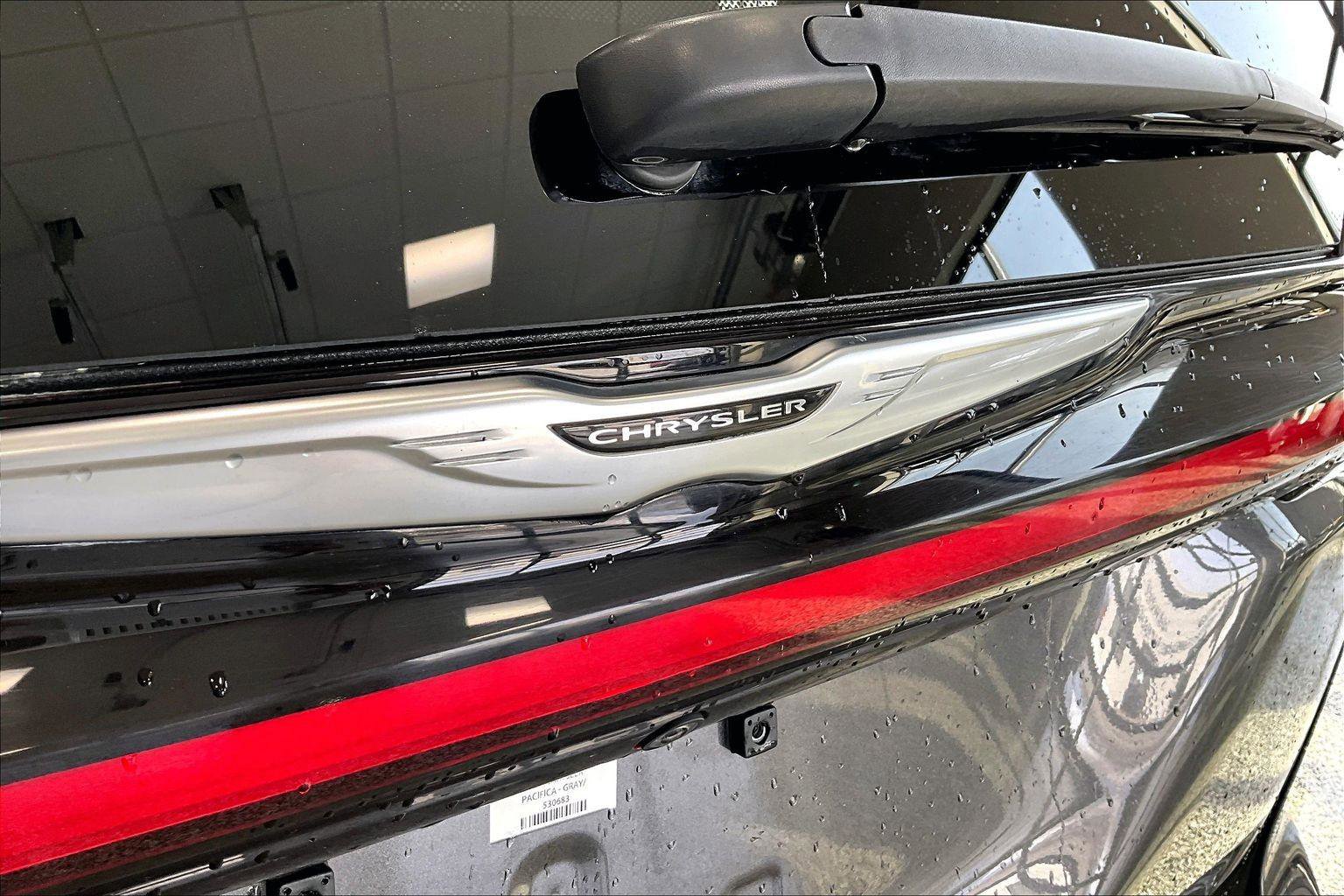 Used 2023 Chrysler Pacifica Touring-L image 9