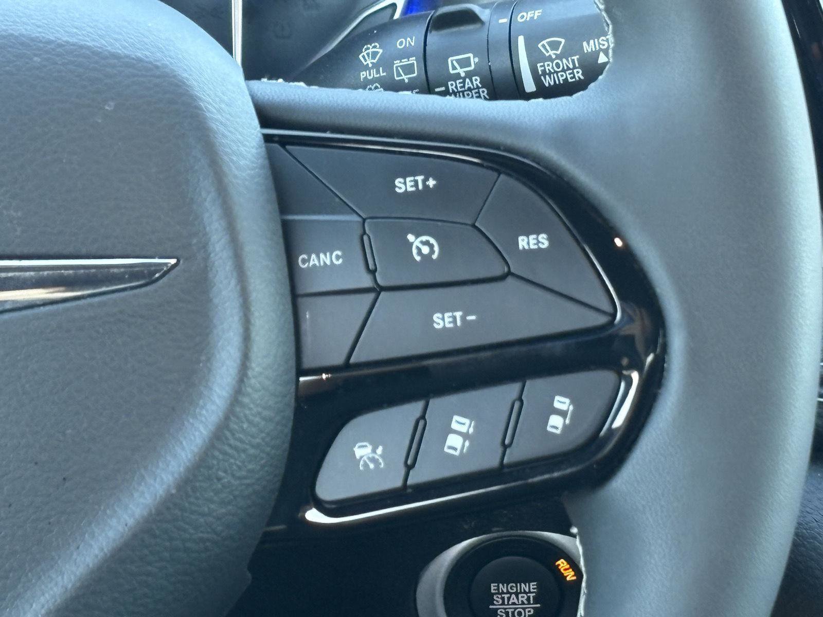 Used 2025 Chrysler Pacifica Limited image 12