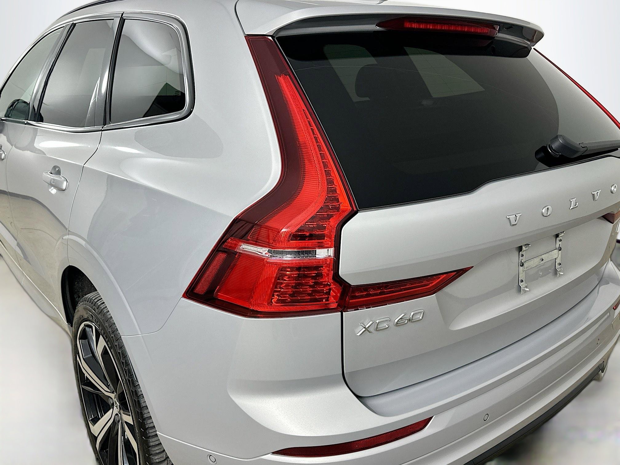 Used 2022 Volvo XC60 T8 R-Design w/ Advanced Package AWD/4WD image 11
