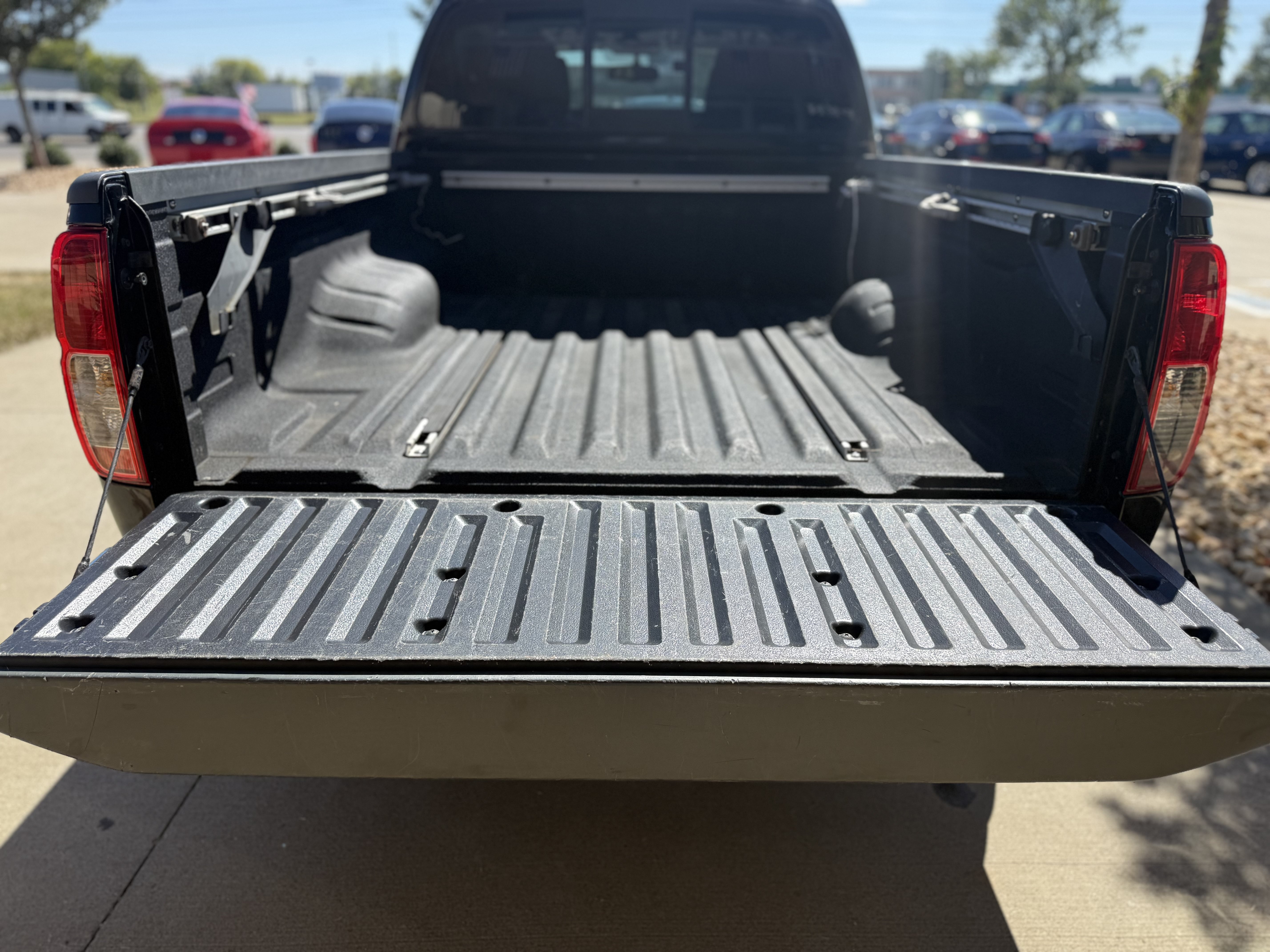 Used 2015 Nissan Frontier SV w/ SV Value Truck Package AWD/4WD image 14