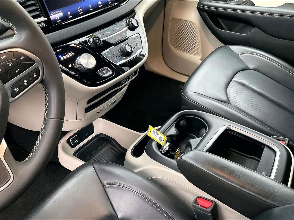 Used 2023 Chrysler Pacifica Touring-L FWD image 21