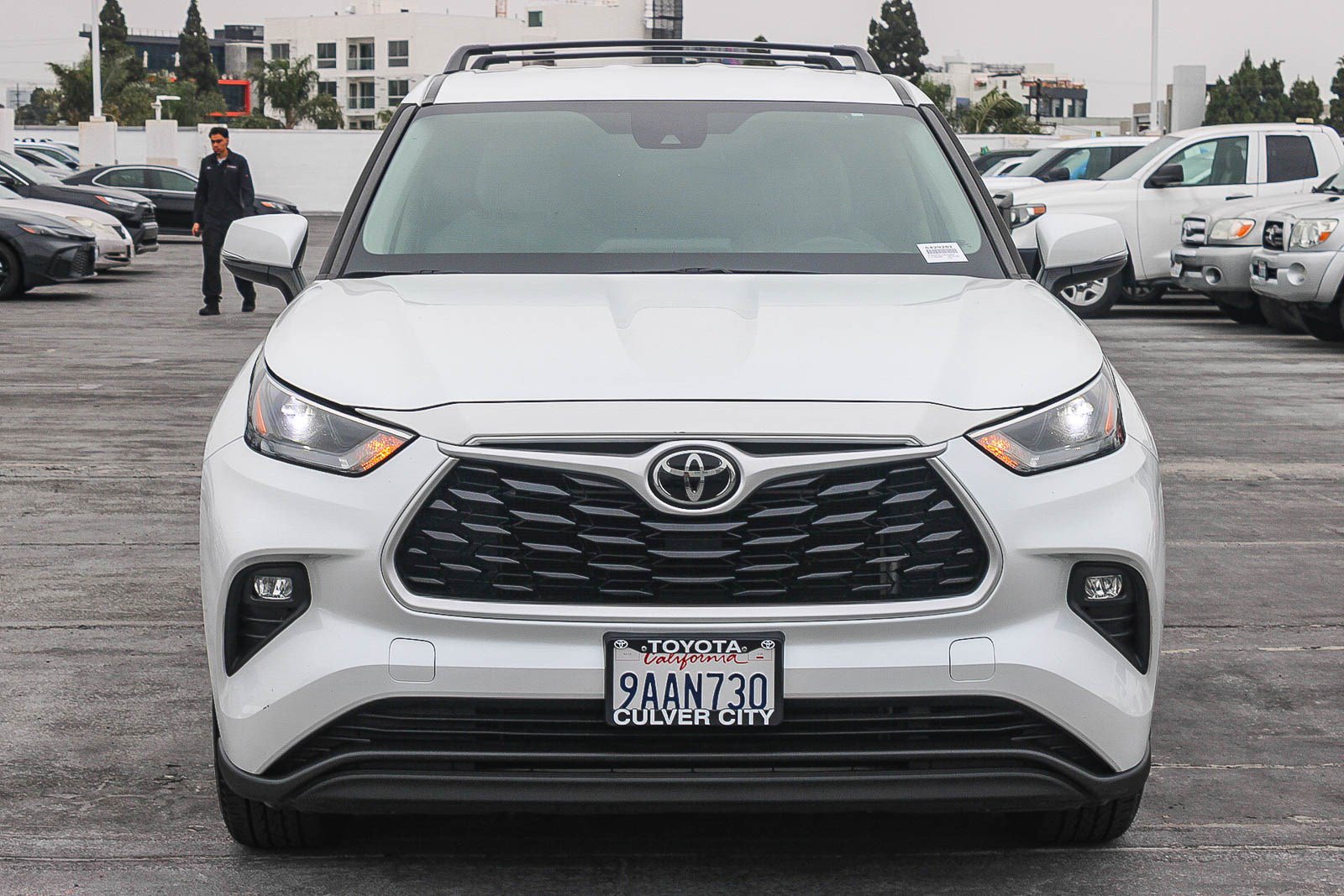 Used 2022 Toyota Highlander LE FWD image 2