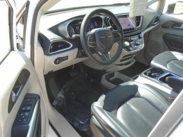 Used 2023 Chrysler Pacifica Touring-L FWD image 17