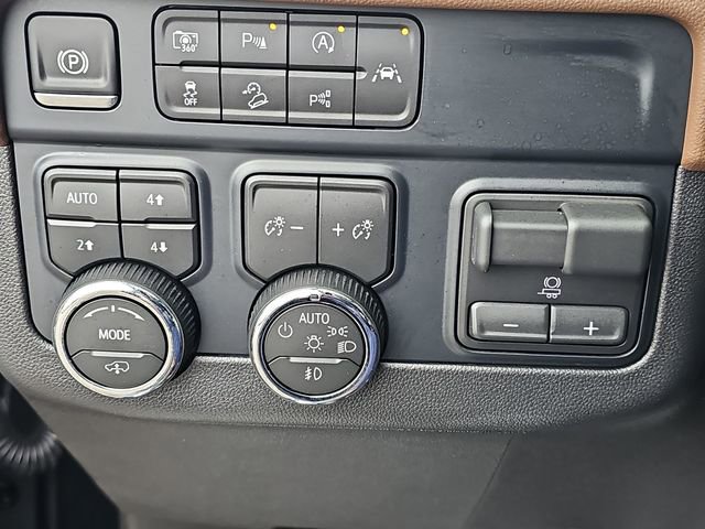 Used 2025 Chevrolet Tahoe High Country AWD/4WD image 18