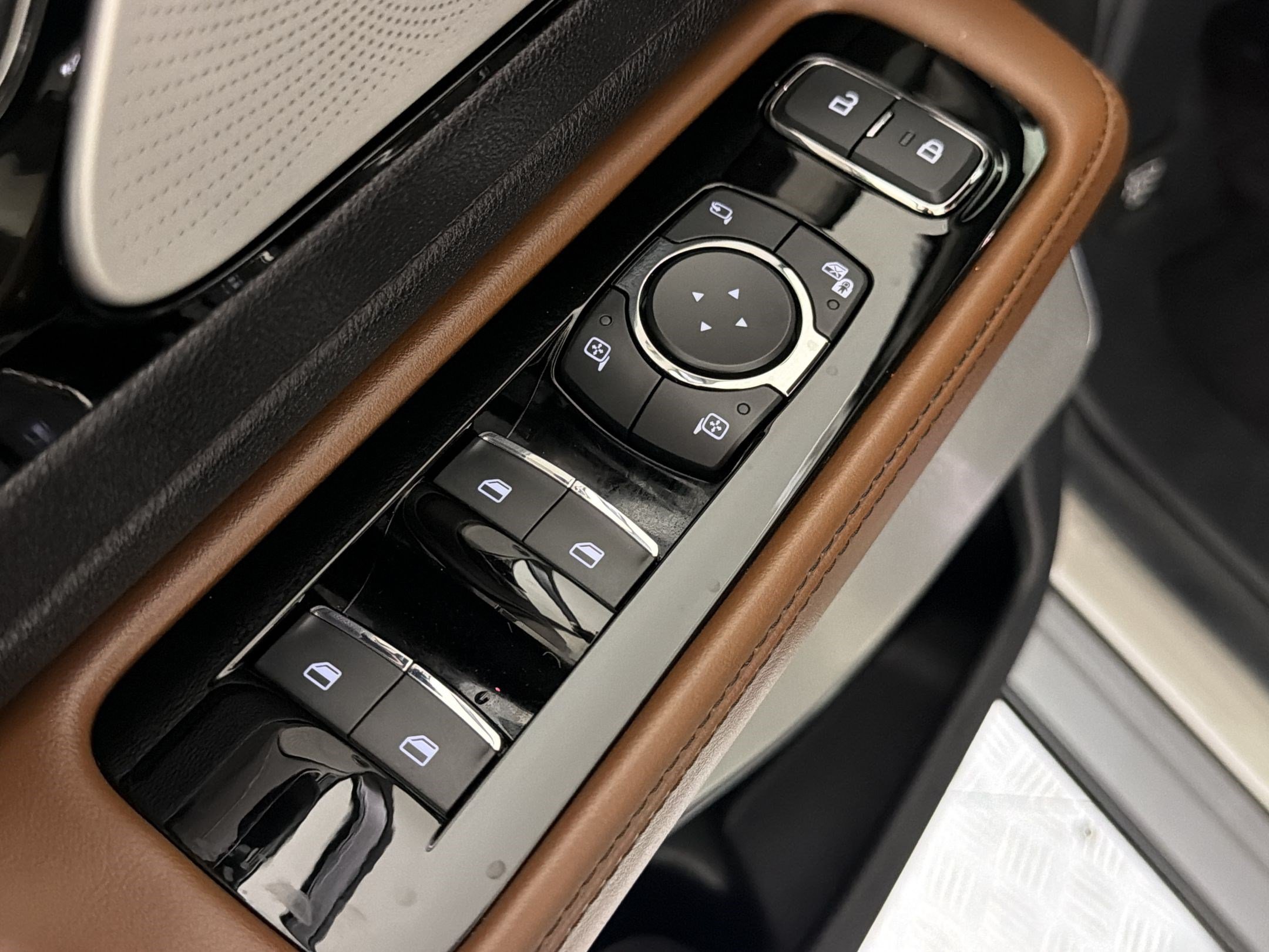 Used 2022 Lincoln Aviator Grand Touring w/ Equipment Group 301A AWD/4WD image 22