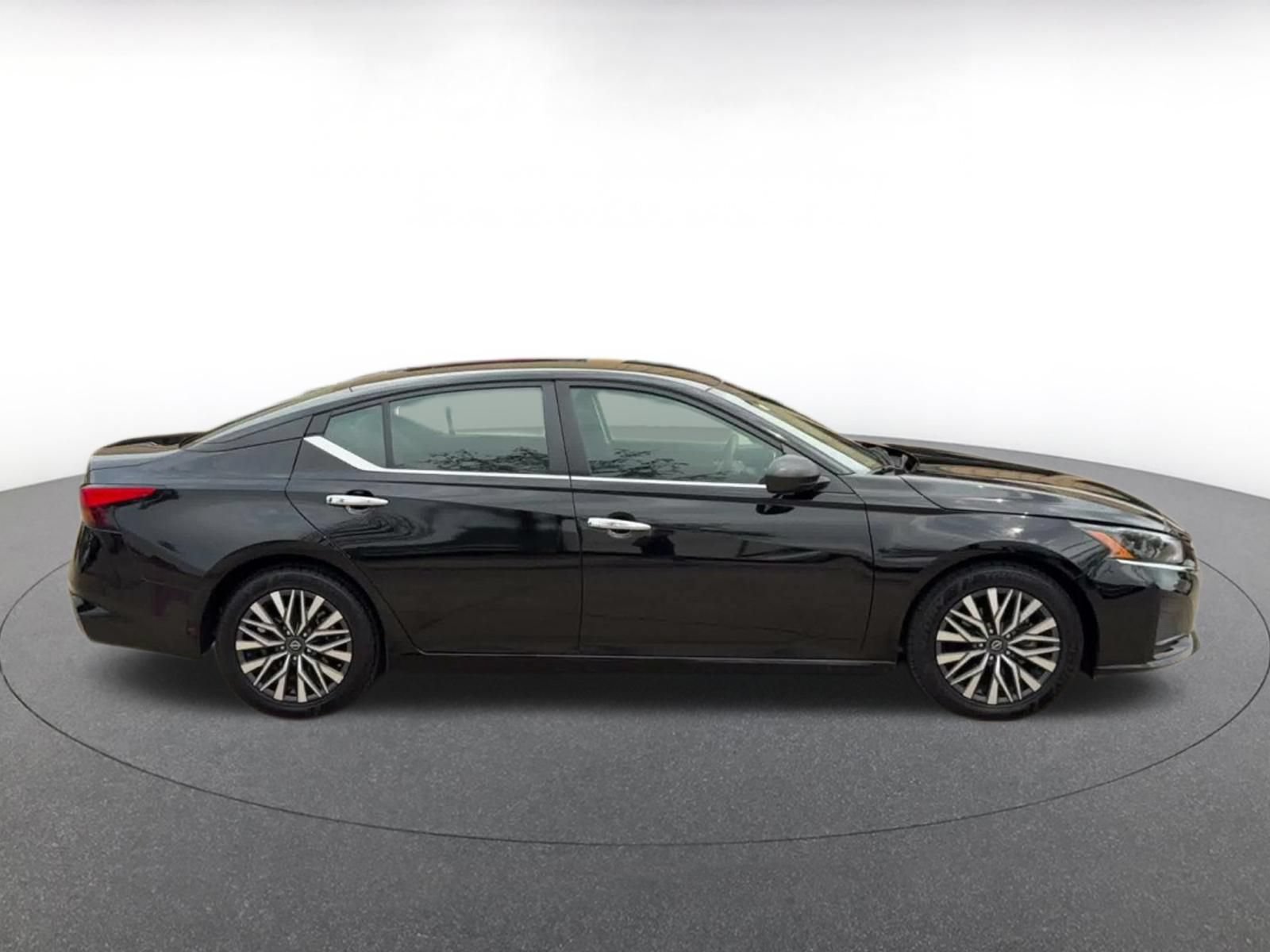 Used 2025 Nissan Altima 2.5 SV FWD image 13