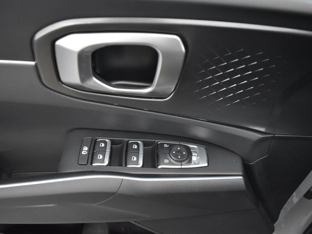 Used 2025 Kia Sorento S image 13