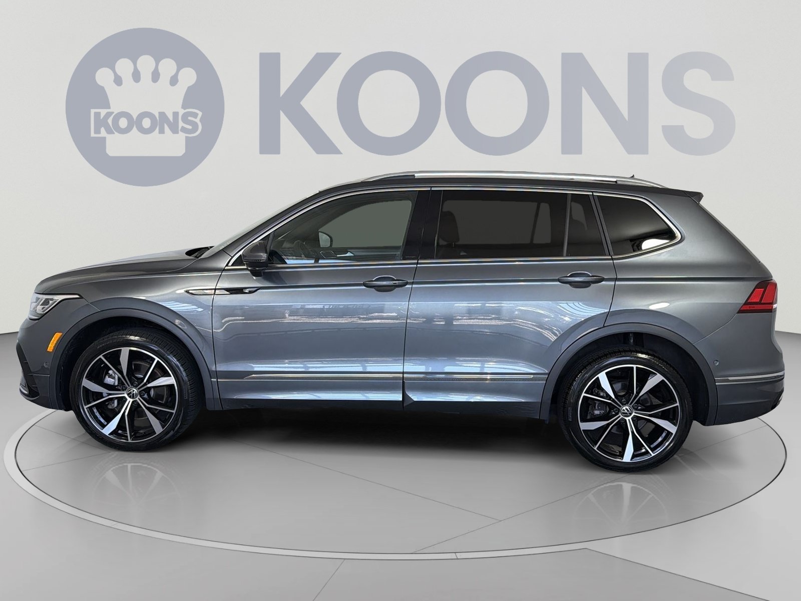 Used 2024 Volkswagen Tiguan SEL R-Line AWD/4WD image 2