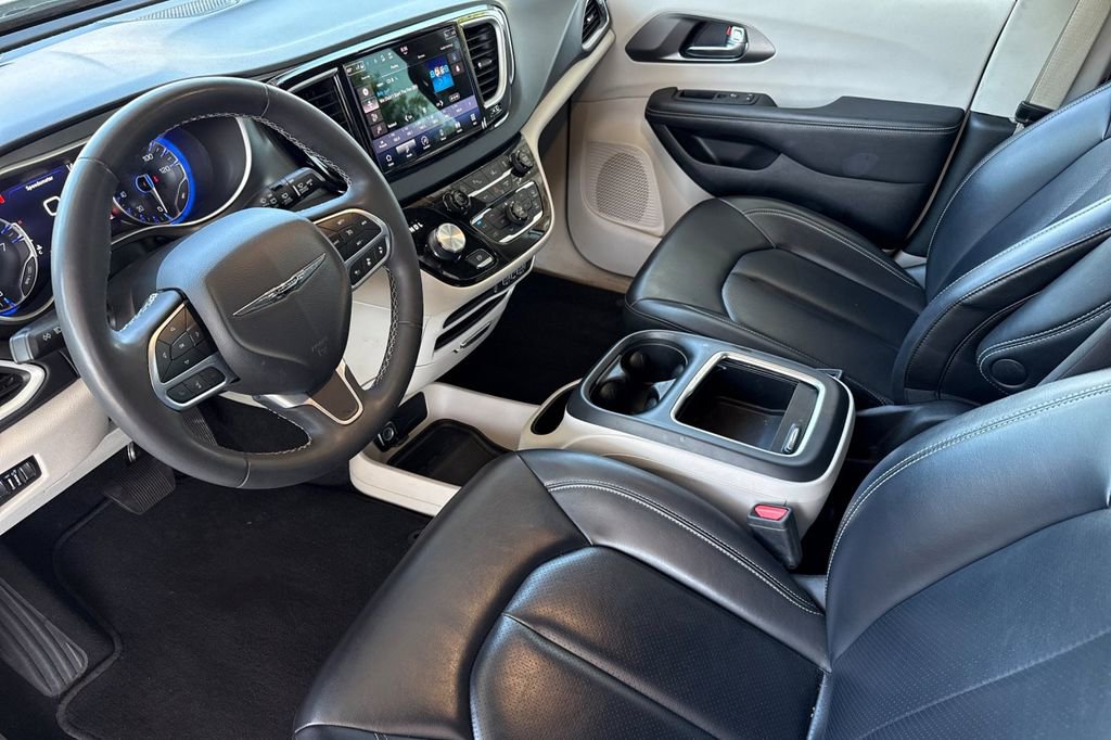 Used 2023 Chrysler Pacifica Touring-L FWD image 5