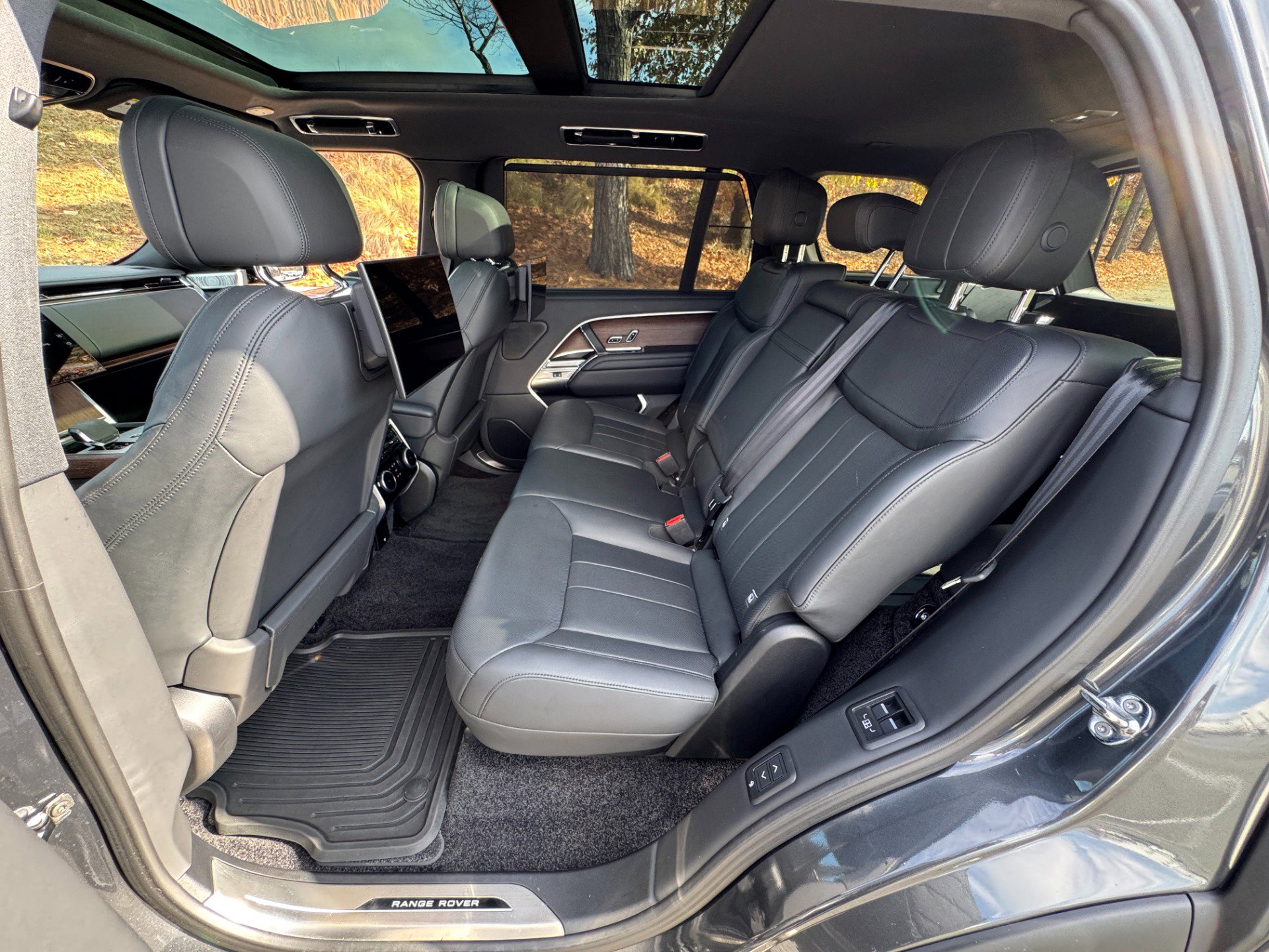 Used 2024 Land Rover Range Rover Long Wheelbase SE image 43