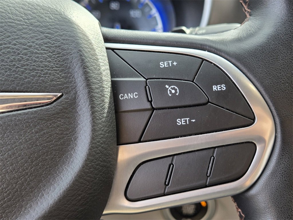 Used 2020 Chrysler Pacifica Touring-L image 32