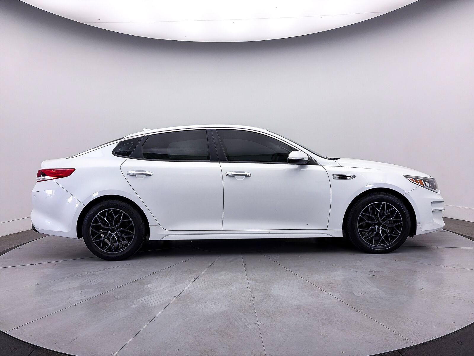 Used 2018 Kia Optima LX w/ 17" Alloy Wheels Package FWD image 29