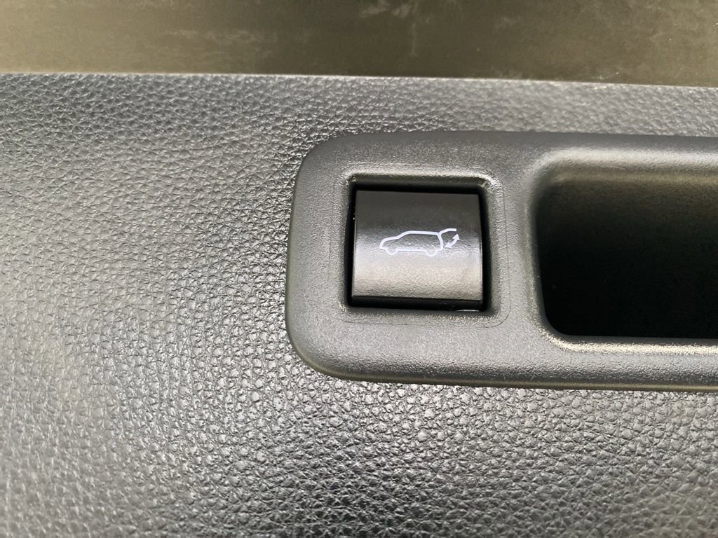 Used 2020 Toyota Highlander LE AWD/4WD image 13