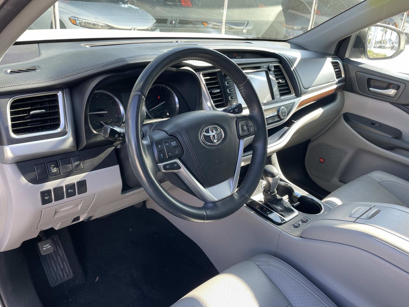 Used 2016 Toyota Highlander Limited image 3