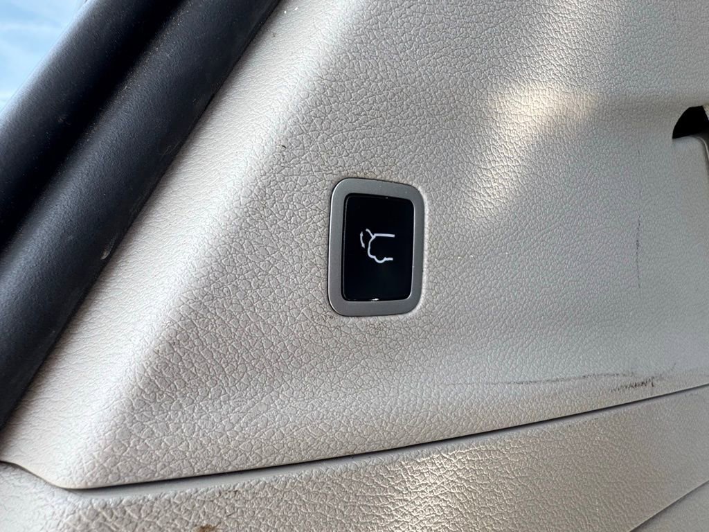 Used 2020 Chrysler Pacifica Touring-L w/ Tire & Wheel Group image 7