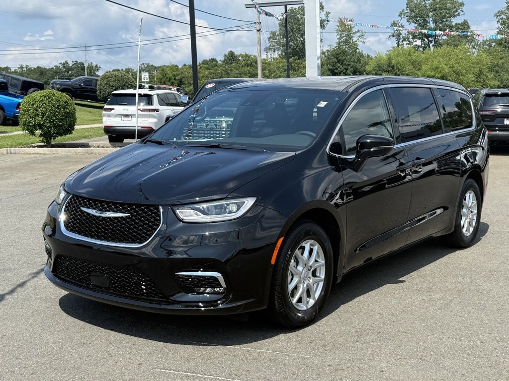 New 2026 Chrysler Pacifica Select image 9