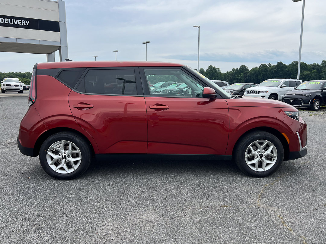 Used 2023 Kia Soul LX w/ LX Technology Package FWD image 8