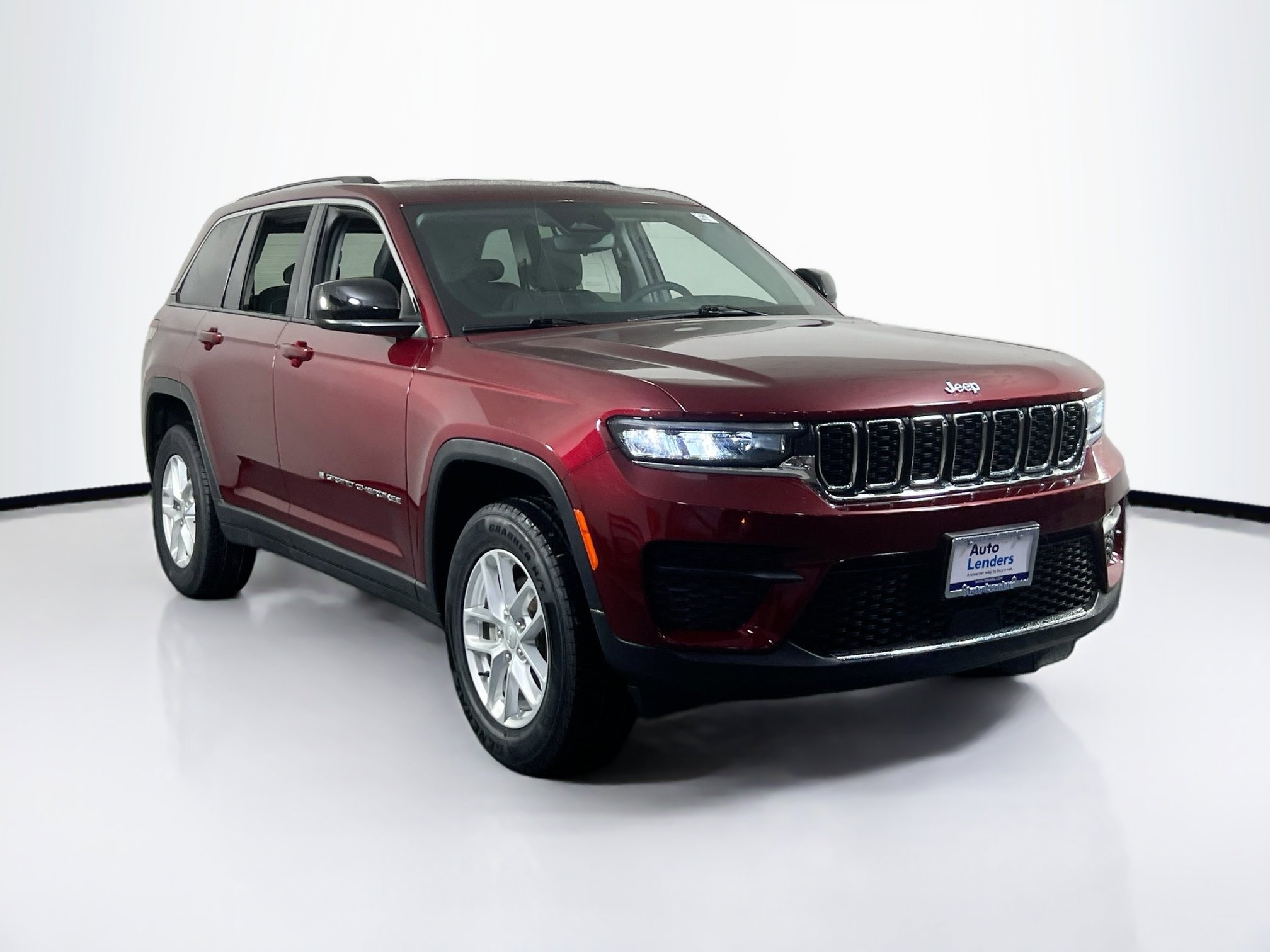 Used 2023 Jeep Grand Cherokee Laredo image 3