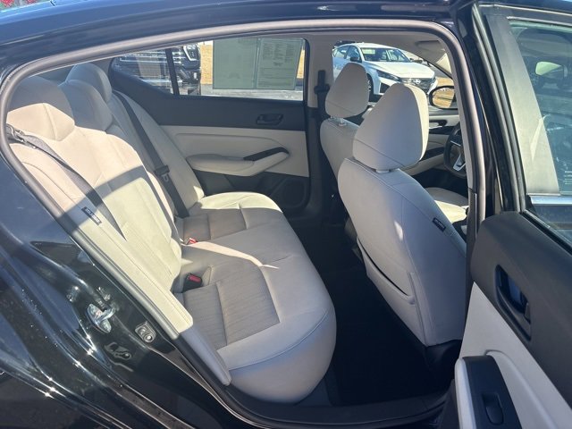 Used 2025 Nissan Altima 2.5 SV image 18