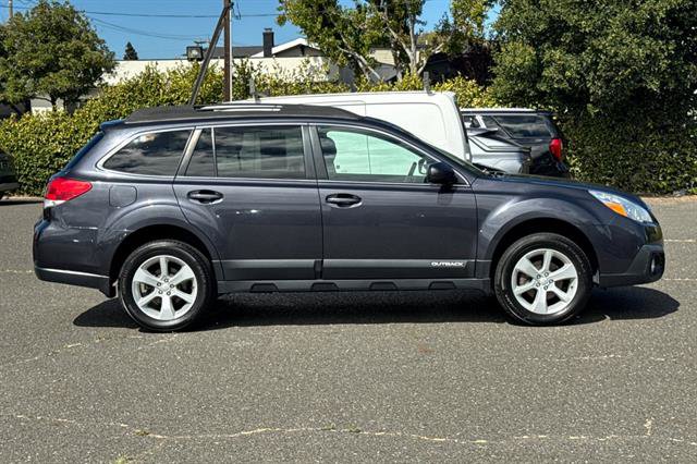 Used 2013 Subaru Outback 2.5i Premium AWD/4WD image 2