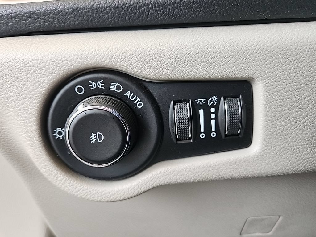 Used 2021 Chrysler Pacifica Touring FWD image 26