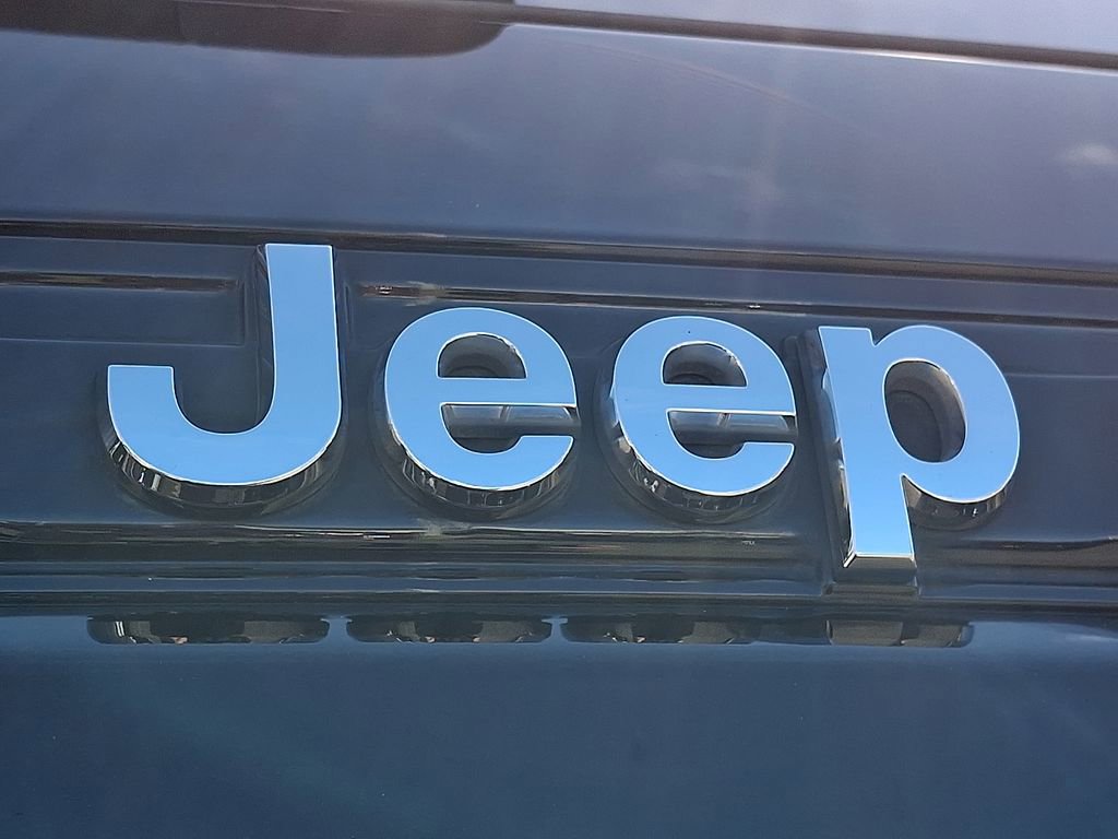 Used 2023 Jeep Grand Cherokee Laredo image 29