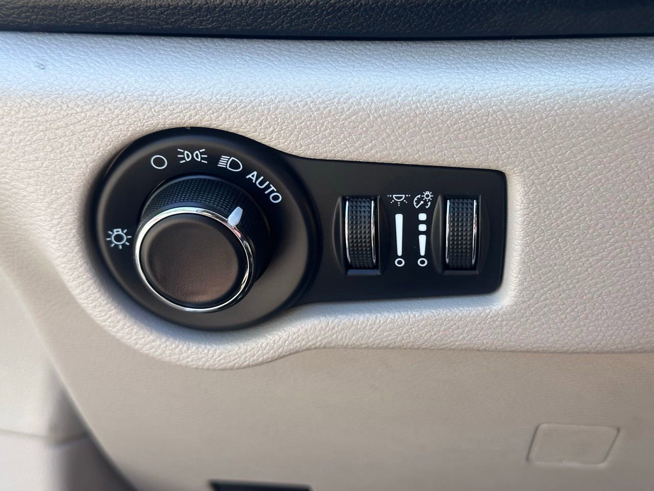 Used 2023 Chrysler Voyager LX FWD image 26