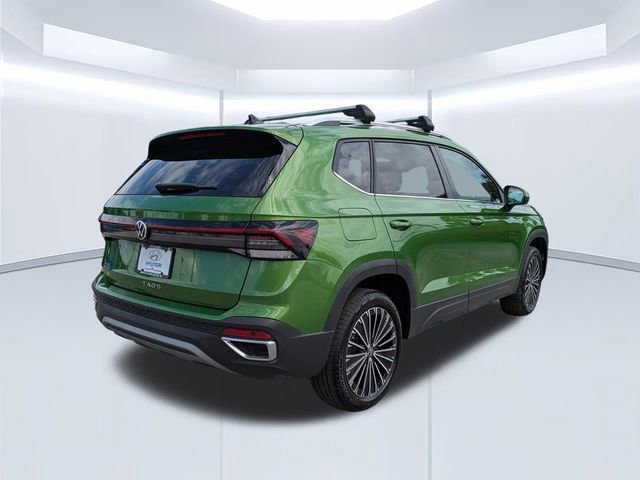 Used 2025 Volkswagen Taos SE FWD image 4